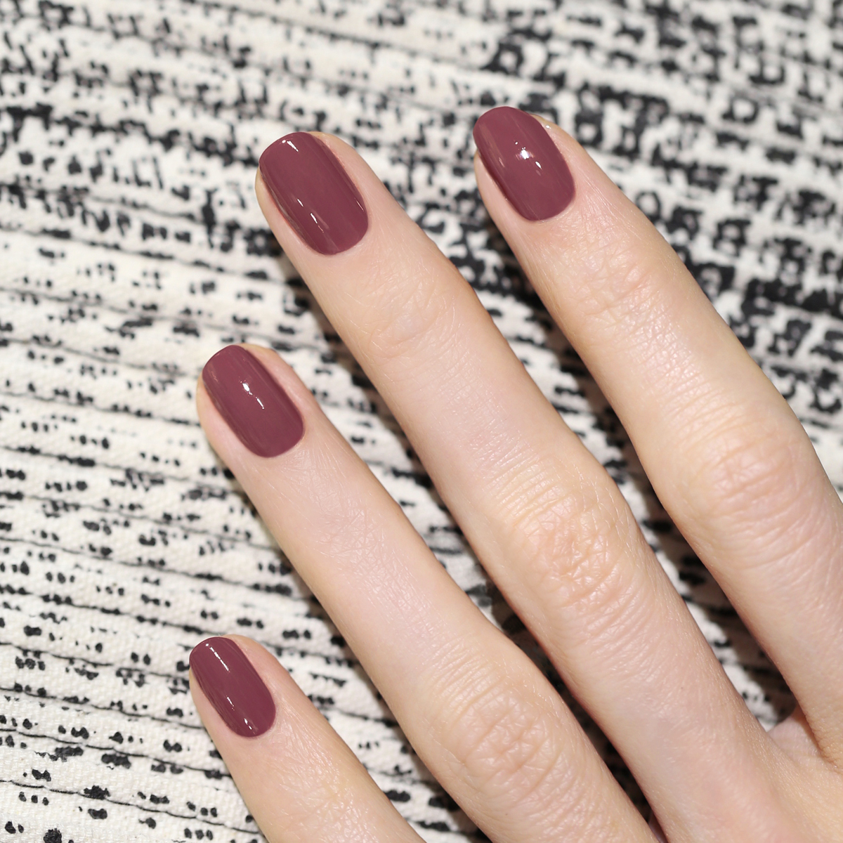 Vernis semi-permanent GREEN FLASH – VICTORIA PLUM — vue 3