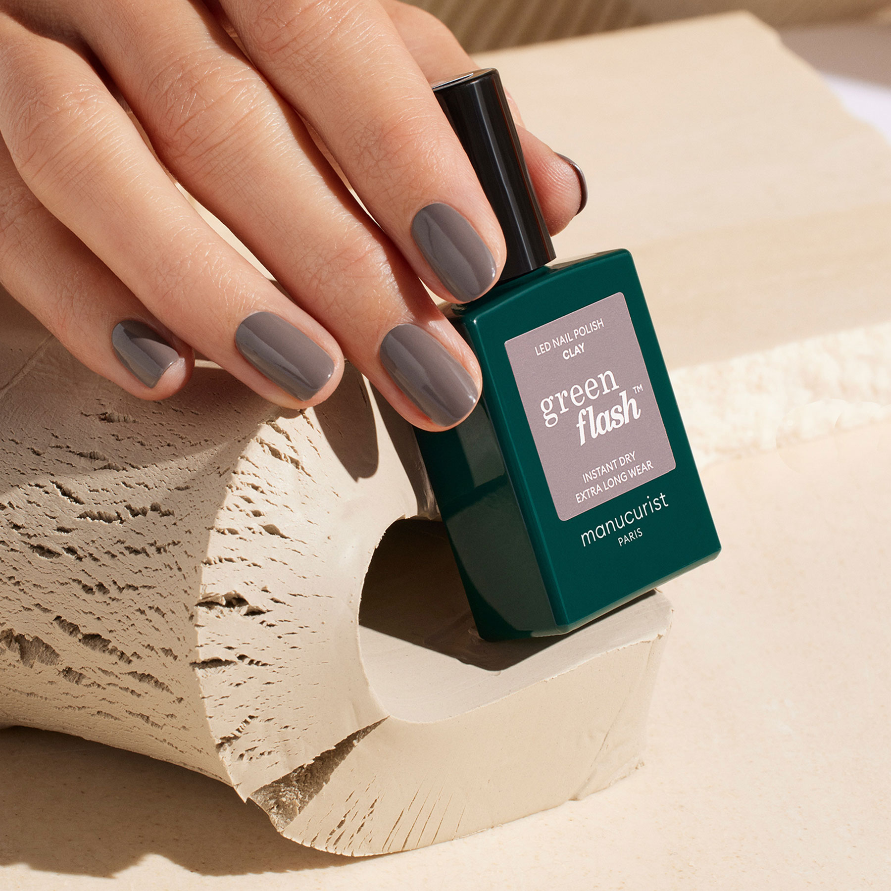 Vernis semi-permanent GREEN FLASH – CLAY — vue 3